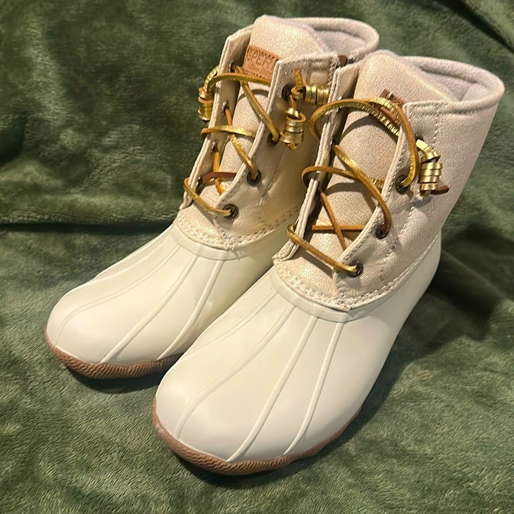 Sperry Boots Saltwater Duck Ivory Cream Metallic Gold Shimmer‎ Rubber Ankle Knit
